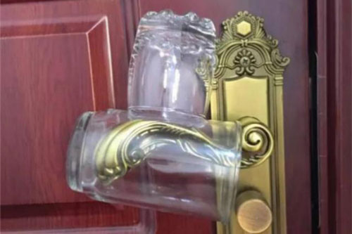 Nhớ mang 2 chiếc cốc khi đi du lịch một mình, bạn sẽ bất ngờ khi biết lý do