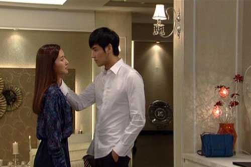 Cắn răng lấy người đáng tuổi chú để trừ nợ 600 triệu, ai ngờ đêm tân hôn cô dâu "chết sững" với màn "lộ mặt"