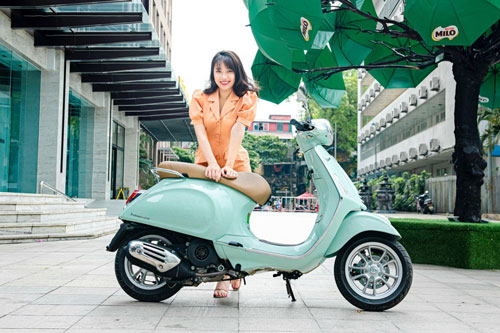 Thiếu nữ Hà Thành khoe dáng bên xe ga Vespa Primavera