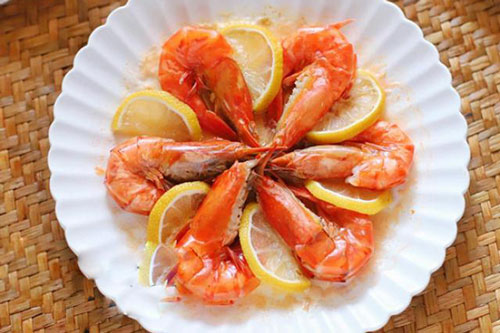 Hấp tôm không cần cho gừng hay rượu, thêm một loại quả sẵn có vào mùi tanh chẳng còn