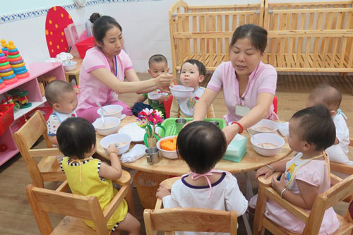 Trẻ mầm non đi học nửa ngày do dịch Covid có được hỗ trợ ăn trưa?