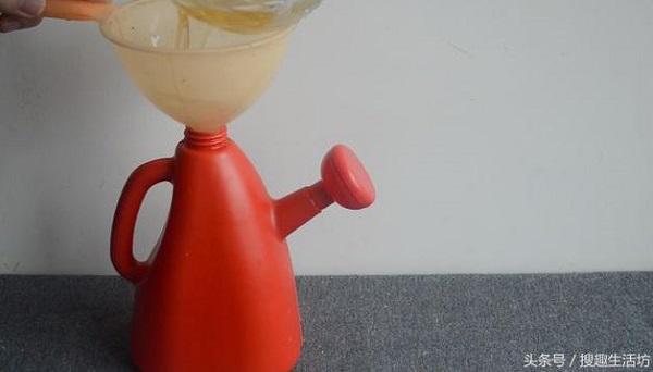 Cô gái đổ muối vào lon bia thừa, không ngờ "chế" ra thứ hữu ích thế này