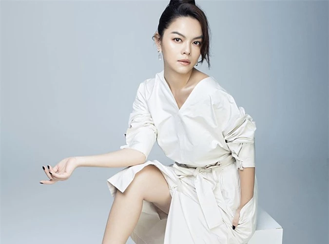 Đầm thắt eo, xẻ chân váy vừa phải của Phạm Quỳnh Anh phù hợp với các nàng hiện đại, thích thể hiện vẻ đẹp nữ tính đan xen nét cá tính.