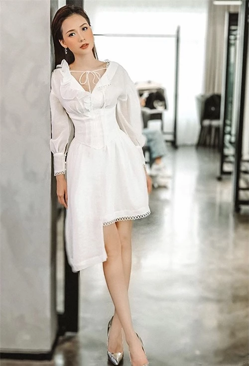 Đầm trắng của diễn viên Sam là trang phục dễ sử dụng để tham gia các buổi tiệc nhẹ. Thiết kế bèo nhún, siết eo và vạt bất đối xứng được phối hợp nhịp nhàng mang đến phom dáng bắt mắt.