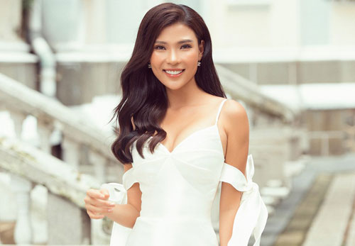 Thúy Diễm khoe đường cong cuốn hút và làn da bánh mật dưới nắng hè