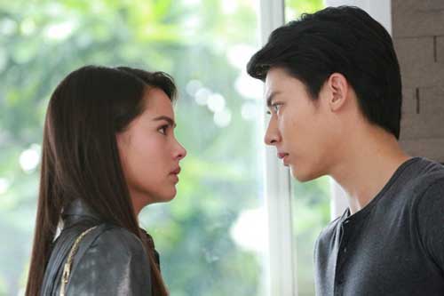 Đêm tân hôn hốt hoảng khi thấy chồng cũ xông vào nhà, mặt xây xước đặt cục tiền xuống bàn tuyên bố: "Hạ màn đi, bằng này đã đủ chưa?"