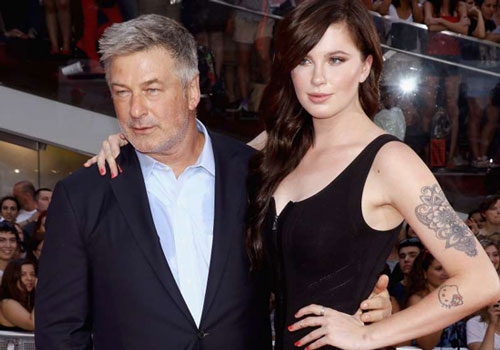 Con gái Alec Baldwin bị cướp tấn công bầm tím mặt