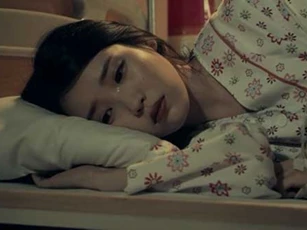Ngay đêm tân hôn, chồng khóa cửa bắt vợ ngủ phòng khách, câu nói của mẹ chồng khiến tôi "đắng chát cổ họng"