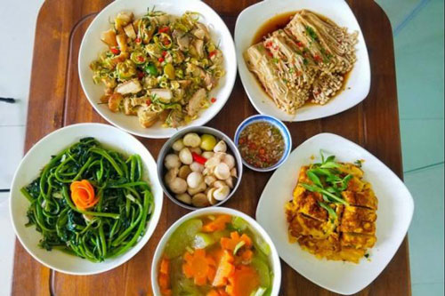 Mới khoe 6 mâm cơm đầy ắp món ngon, chàng sinh viên đã khiến bao người xin làm "phụ bếp"