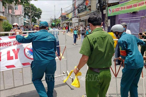 Đúng 12h ngày 17/8, lực lượng chức năng dỡ bỏ phong tỏa tuyến đường Hồ Văn Đại (phường Quang Vinh, thành phố Biên Hòa, tỉnh Đồng Nai) sau thời gian cách ly 14 ngày.