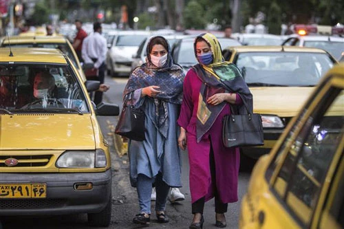 Người dân đeo khẩu trang phòng lây nhiễm COVID-19 tại Rasht, Iran, ngày 18/8/2020. Ảnh: THX/TTXVN
