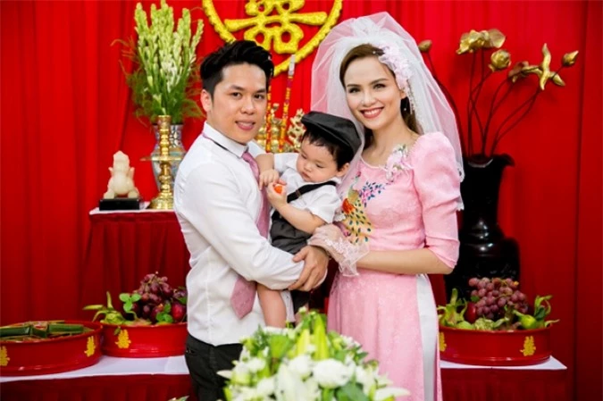 Diễm Hương tái hôn với bạn trai Quang Huy vào năm 2015, cả hai có với nhau một bé trai. Tuy nhiên có tin đồn cô đã ly hôn lần hai khi gần đây cô chia sẻ về người yêu nhỏ tuổi trên trang cá nhân.