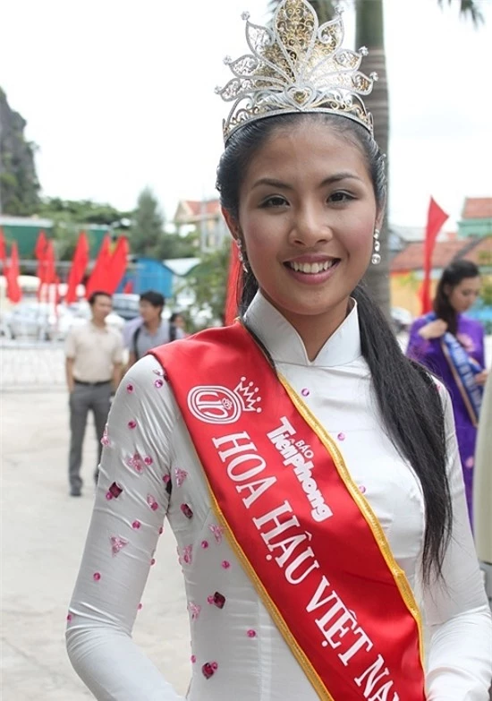 Thời điểm mới đăng quang, Ngọc Hân nhận về nhiều lời chê bai nhan sắc. Khi đó, cô có làn da ngăm đen, đôi mắt nhỏ, hàm răng không đều. Ngoài ra, nàng hậu còn bị tố mua giải hay được ưu ái vì là người Hà Nội, trong năm thủ đô tổ chức đại lễ nghìn năm Thăng Long. Trước những tin đồn này, người đẹp khẳng định mình đăng quang là xứng đáng.