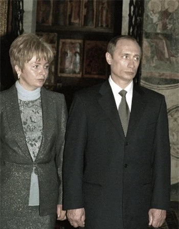 Ông Putin và bà Lyudmila tại nhà thờ của điện Kremlin, sau lễ nhậm chức tổng thống lần đầu tiên của ông hồi tháng 5/2000.Ảnh:RIA Novosti