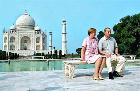 Vợ chồng tổng thống Nga thăm đền Taj Mahal, Ấn Độ, tháng 10/2000. Ảnh:RIA Novosti