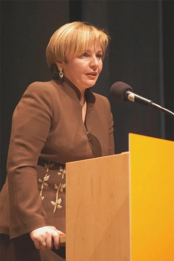 Bà Lyudmila Putina là người phụ trách một quỹ nhằm phát triển tiếng Nga và đưa ra các tuyên bố liên quan đến ngôn ngữ và giáo dục Nga. Nguồn:02varvara.wordpress.com