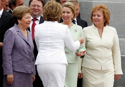 Bà Lyudmila (ngoài cùng bên phải) tại lễ nhậm chức của chồng tháng 5/2012. Ảnh:RIA Novosti
