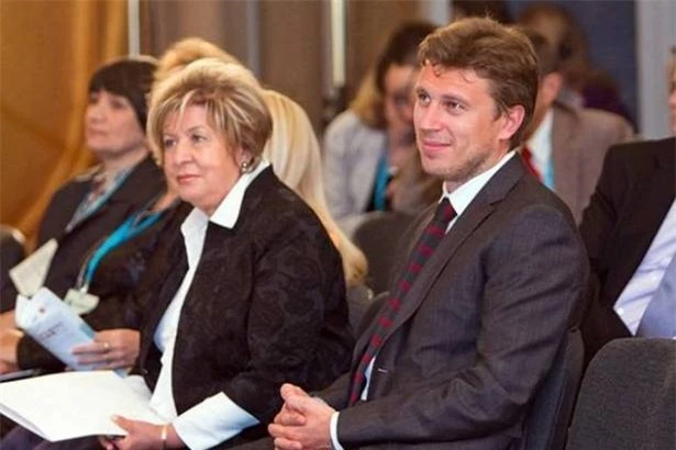 Bà Lyudmila đã đổi họ theo họ của một người đàn ông 37 tuổi tên là Artur Ocheretnyi, nắm giữ chức vụ Chủ tịch Trung Tâm Phát triển Truyền thông liên nhân cách. Tổ chức này cũng được bà Lyudmila bảo trợ lâu năm. Nguồn:addiyar.com