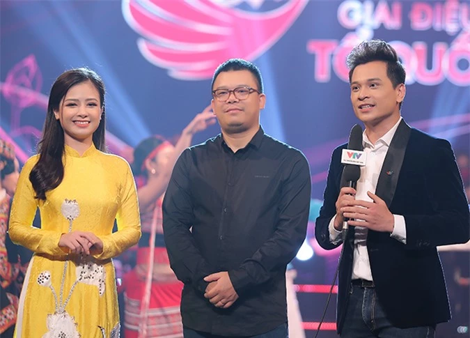 Dương Hoàng Yến là một trong những ca sĩ có mặt trên sân khấu không khán giả do nhạc sĩ Hồng Kiên (giữa) dàn dựng. Cô thể hiện sự biến hóa với những ca khúc nhạc đỏ.