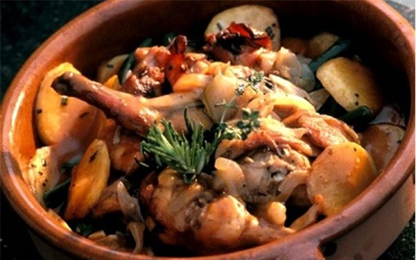 Dùng món canh thịt thỏ nấu thuốc bắc trong bữa ăn hàng ngày để cải thiện tình trạng suy nhược do ăn uống kiêng khem