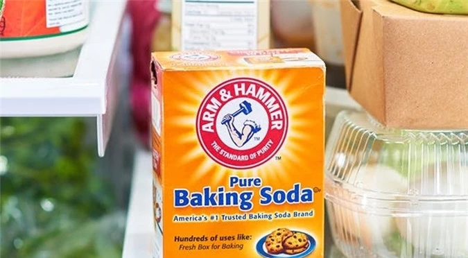 Ngoài công dụng tẩy rửa, bột baking soda còn được dùng để khử mùi khai và làm sạch vết ổ vàng do nước tiểu của trẻ gây ra