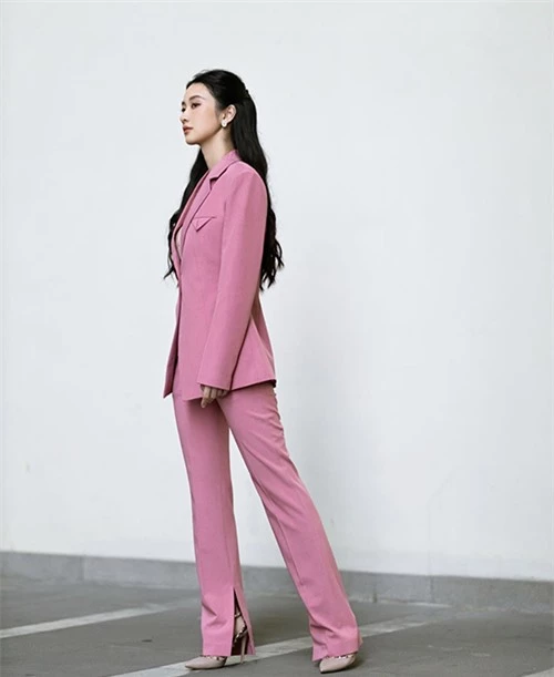 Phong cách thanh lịch và đậm chất nữ tính cho nàng công sở với suit hồng phấn. Set đồ của Jun Vũ sẽ mang lại hình ảnh hiện đại cho các quý cô công sở khi tham gia các sự kiện quan trọng của công ty.