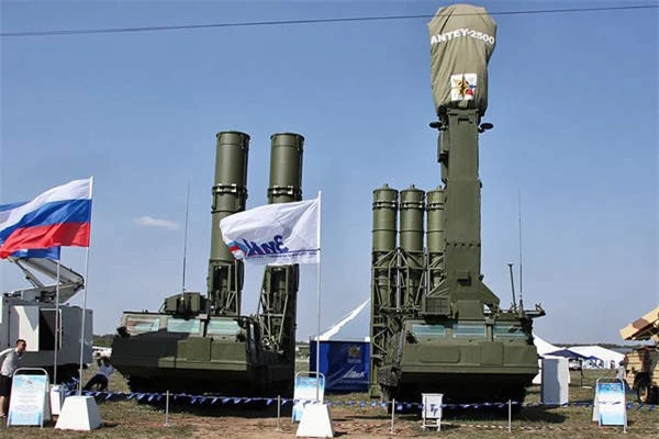 S-300 Nga khiến phi công Mỹ hốt hoảng ở Syria: Mẫu xuất khẩu mới nhất ra mắt Army-2020 - Ảnh 1. S-300 Nga khiến phi công Mỹ hốt hoảng ở Syria: Mẫu xuất khẩu mới nhất ra mắt Army-2020 - Ảnh 1.