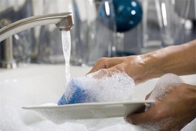 Thói quen dùng nước rửa chén cực kì sai lầm mà chị em hầu như ai cũng mắc - Ảnh 2.