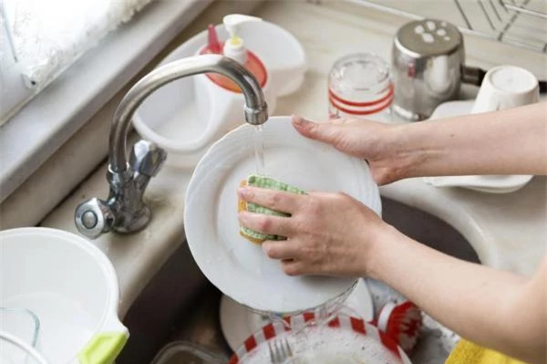 Thói quen dùng nước rửa chén cực kì sai lầm mà chị em hầu như ai cũng mắc - Ảnh 3.
