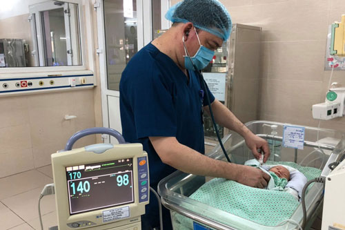 Nữ sinh viên bỏ rơi con trong khe tường sẽ bị xử lý như thế nào ?