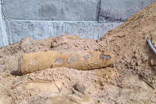 Đào móng nhà, tá hỏa phát hiện quả bom 250kg