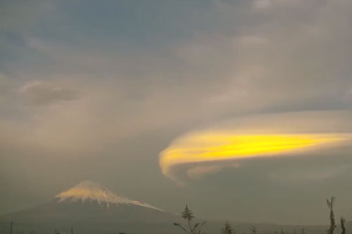 Người ngoài hành tinh điều khiển phi thuyền quanh núi Phú Sĩ?