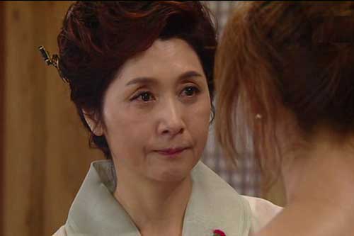 Mẹ chồng cũ vội vàng nhét vào tay tôi gói giấy bọc 300 triệu khiến tôi "sốc nặng"