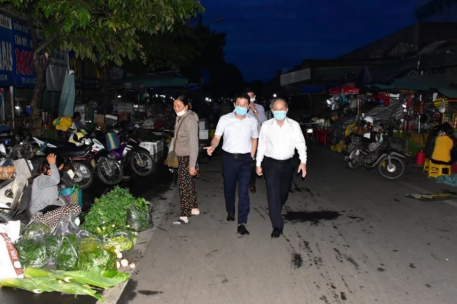 Chủ tịch UBND tỉnh Thừa Thiên Huế Phan Ngọc Thọ (bên phải) kiểm tra công tác phòng chống dịch Covid-19 tại chợ Đông Ba từ lúc 5 giờ sáng.