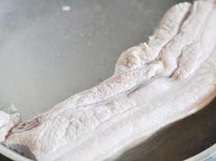Thịt lợn khi luộc cho thêm thứ này vào nước sẽ rất nhanh chín lại thơm ngọt, mềm đều không bị khô dai