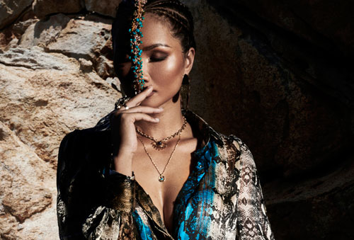 H'Hen Niê tạo dáng trên vách núi