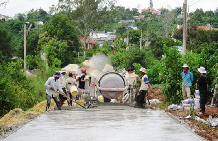 Bê tông hoá giao thông nội đồng sẽ giúp hoạt động sản xuất của các thành viên HTX và các hộ liên kết được thuận lợi, đời sống người dân từng bước được nâng cao. (Ảnh minh hoạ)