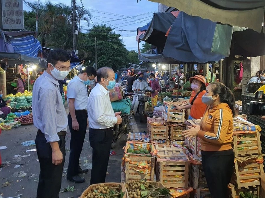 Ông Phan Ngọc Thọ thăm hỏi, nhắc nhở bà con tiểu thương chấp hành các biện pháp phòng chống dịch Covid-19, để bảo vệ sức khỏe cho chính mình và cộng đồng.