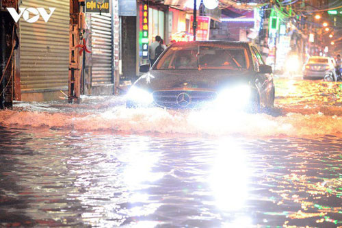 Kinh nghiệm khi lái xe vào mùa mưa và qua đường ngập