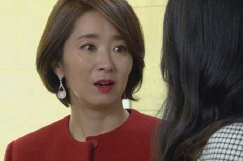 Mẹ chồng gõ cửa dồn dập rồi đẩy một người đàn ông lạ vào phòng tôi