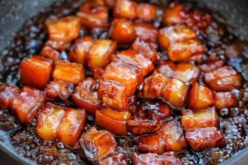 Bác sĩ cảnh báo: Thói quen thắng đường tạo màu kho thịt, cá của các bà nội trợ có thể gây hại cho sức khỏe