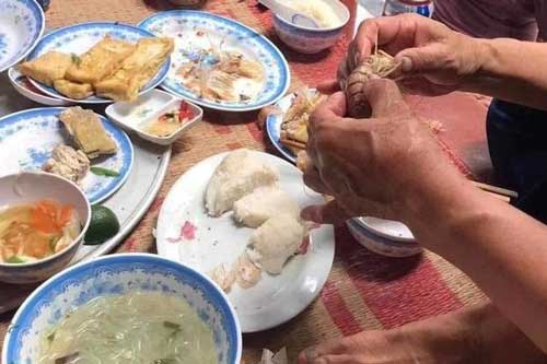 Đang bóc bề bề cho con dâu thì bị "dạy đời", phản ứng của mẹ chồng khiến người lạ "đứng hình", nàng dâu "mát ruột"