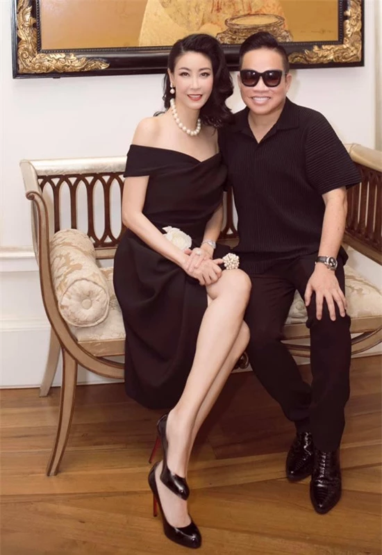 Hoa hậu Hà Kiều Anh chụp ảnh cùng chủ nhân buổi tiệc.