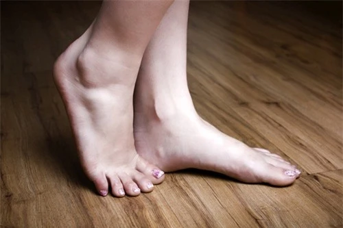 Những người có sức khỏe kém, tuổi thọ ít thường có móng chân nhợt nhạt