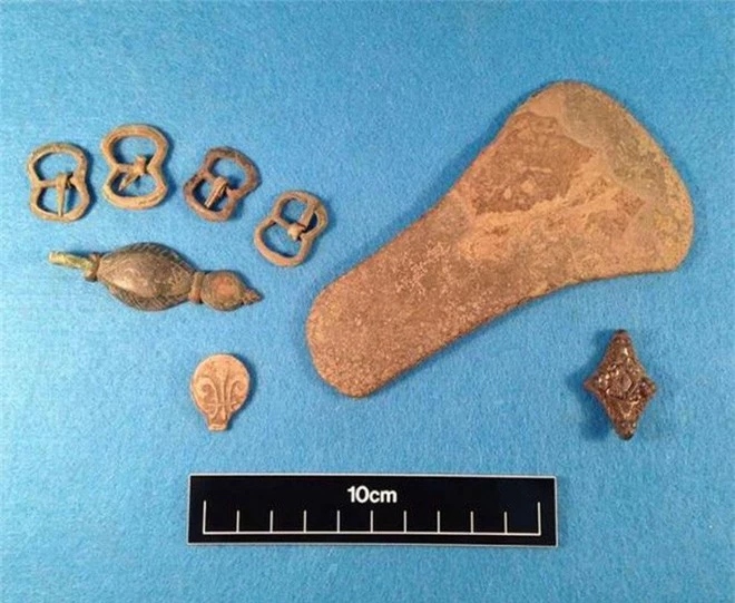 Dò kim loại trên đồng, phát hiện kho báu quốc gia vô giá 3.000 năm tuổi - Ảnh 2.