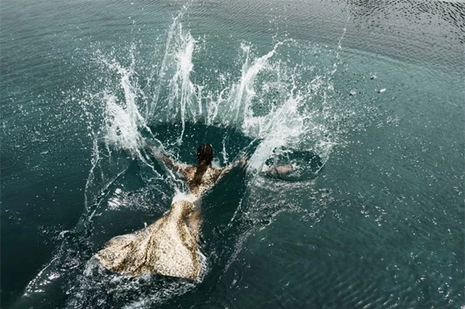 Ở một shot ảnh khác, cô còn trầm mình xuống dòng nước lạnh trong một bộ trang phục đính sequin