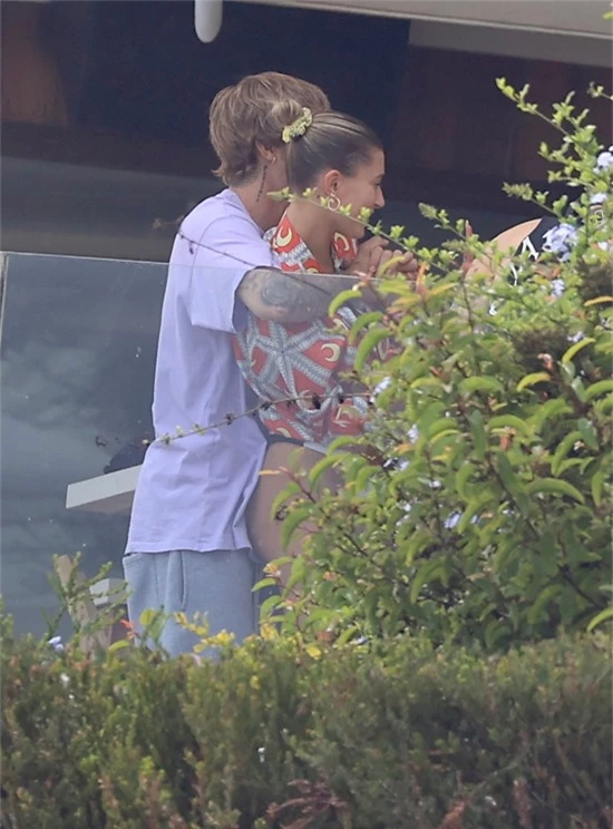 Sau buổi dạo biển với Kendall, Hailey và ông xã Justin dự tiệc tại nhà một người bạn ở Malibu.