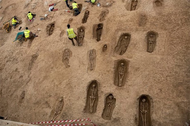 Kinh hoàng phát hiện 'thành phố người chết' có hơn 100 hài cốt cổ đại - ảnh 1