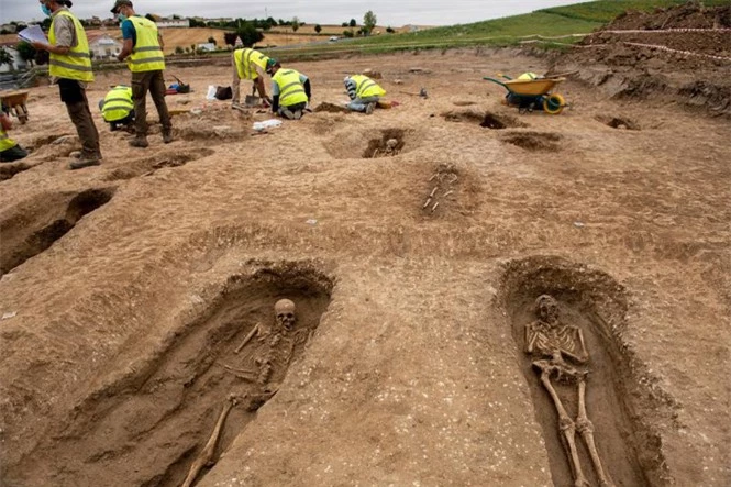 Kinh hoàng phát hiện 'thành phố người chết' có hơn 100 hài cốt cổ đại - ảnh 2
