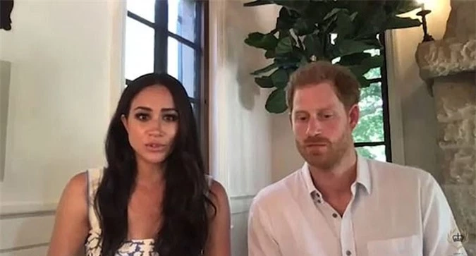 Hoàng tử Harry và Meghan Markle chat video từ biệt thự mới mua ở thành phố Santa Barbara. Ảnh: Youtube.